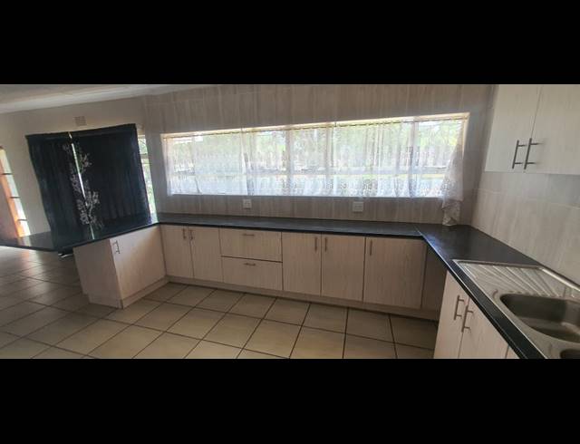 3 BEDROOM HOUSE TO LET IN ARCON PARK